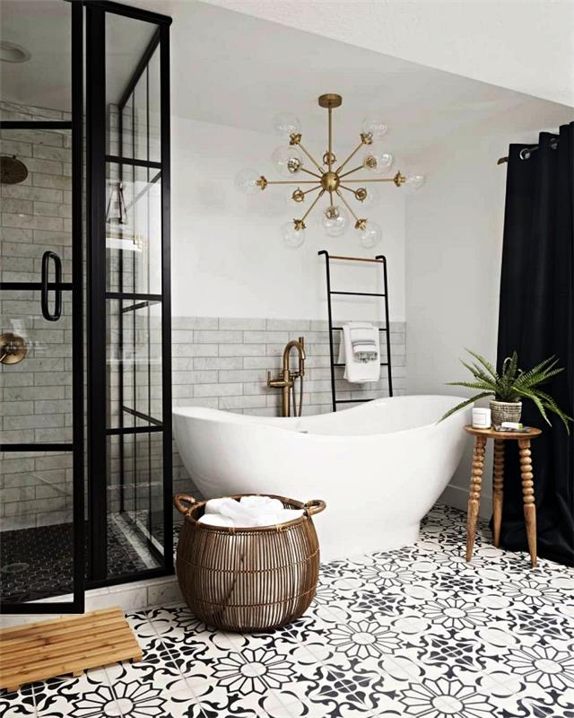 sivo -bela kopalnica s keramičnimi ploščicami, tuš kabina na dvignjenem tleh, omejena s stekleno streho