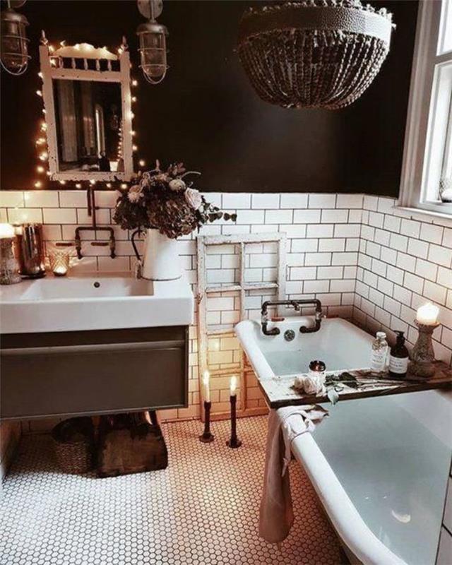 pramoninė vonios kambario jaukinimo atmosfera baltos plytelės juodos sienos spalva jaukus senovinis vonia apšviestas veidrodis