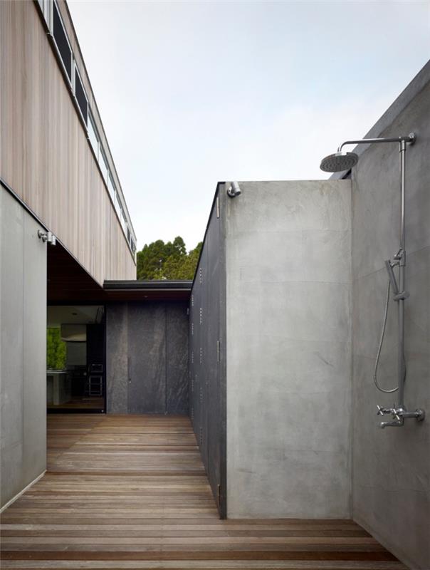 ev dış dekor, ahşap tahta döşeme ile bir dış beton duvara monte edilmiş paslanmaz çelik duş modeli