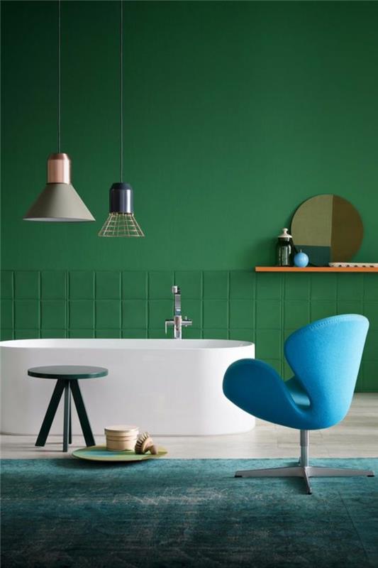 prabangus vonios kambarys-balta-vonia-žalia-siena-prašmatnaus dizaino lempos