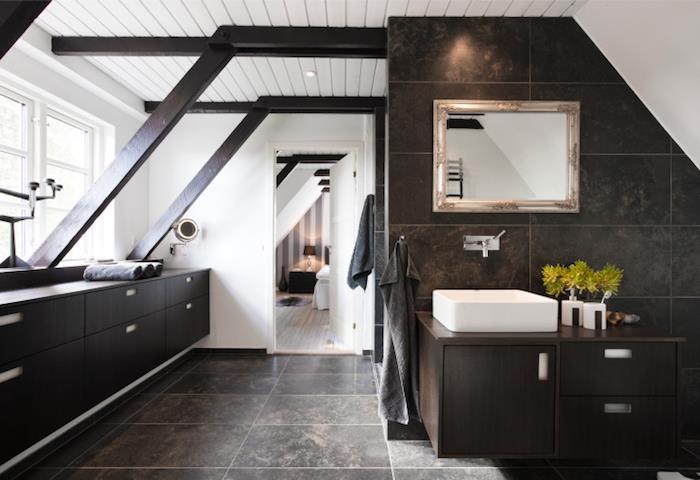 modernus palėpės vonios kambarys ruda bistre spalva balta siena