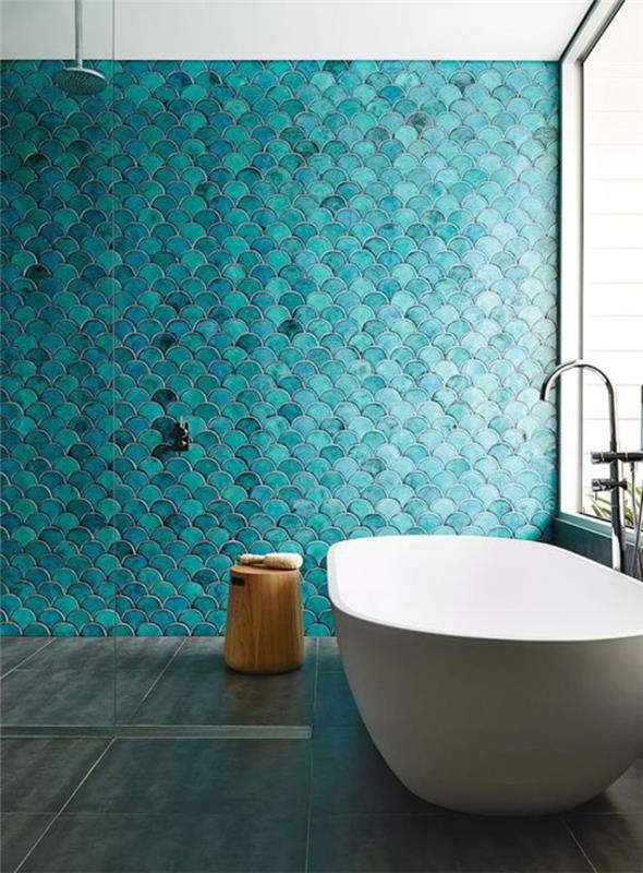minimalistinis vonios kambarys su turkio ir povo mėlynos žuvies skalės plytelių siena