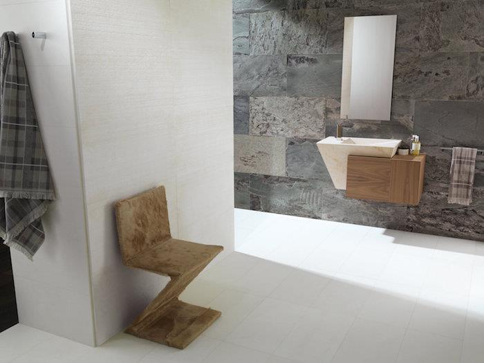 prabangus modernus pilkos ir baltos medienos vonios kambarys su berėmiu veidrodžiu