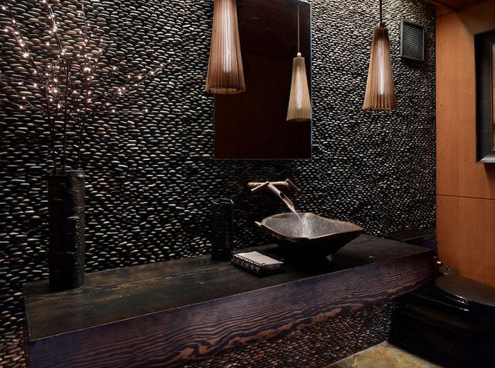 prabangus modernus vonios kambarys juodi akmenys rudi akcentai metalinė kriauklė