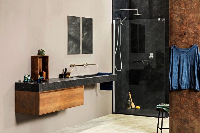 razkošna kopalnica s tuš kabino in omarico iz črnega marmorja, visečo leseno omarico s čistimi linijami