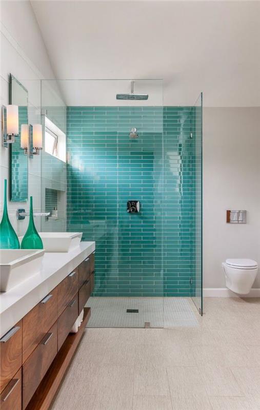 vonios kambarys su šiuolaikišku dizainu ir švariomis linijomis, dušo kabina, apribota anties žalia plytelėmis