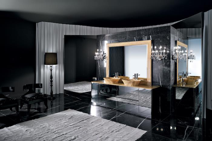 banyo mobilyaları, ahşap çerçeveli ayna, siyah döşeme, uzun beyaz perdeler, siyah duvarlar, banyo paspası