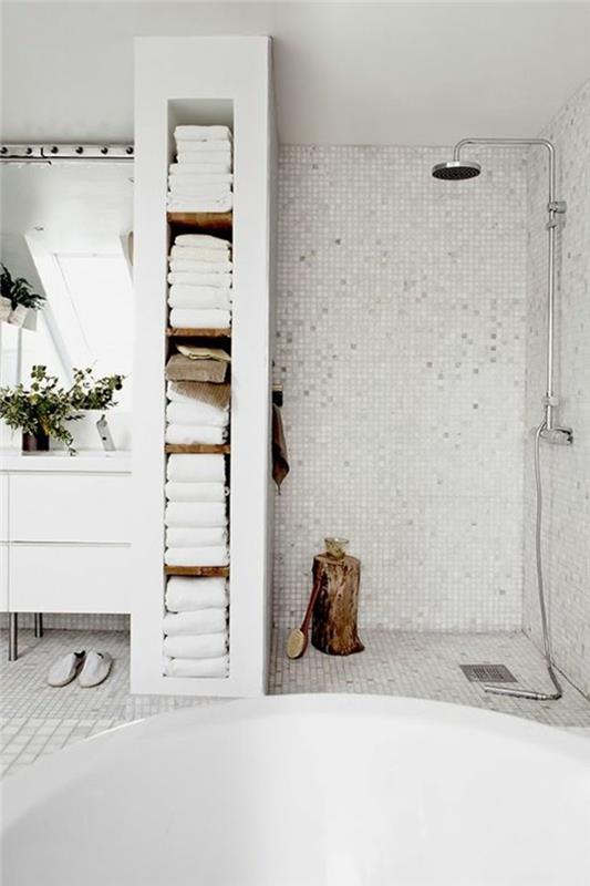 bela-mozaik-kopalnica-stensko-držalo za brisače-kopalnica-bela kad