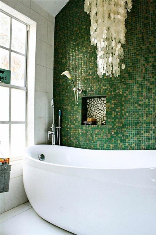 vonios kambarys-mozaika-žalia-liustra-dizainas-balta-vonia-didelis langas
