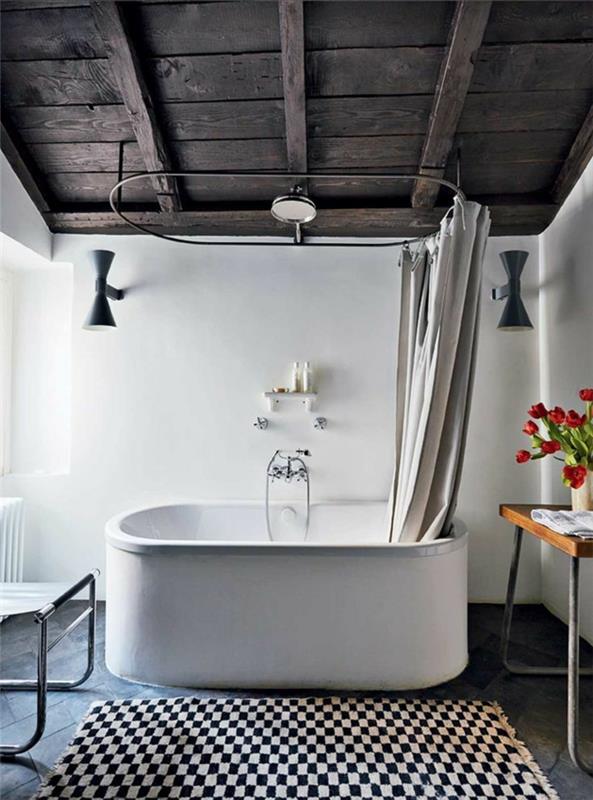 kopalnica-bela-stena-rdeče-tulipan-črno-ploščice-tla-kopalnica-leseni strop
