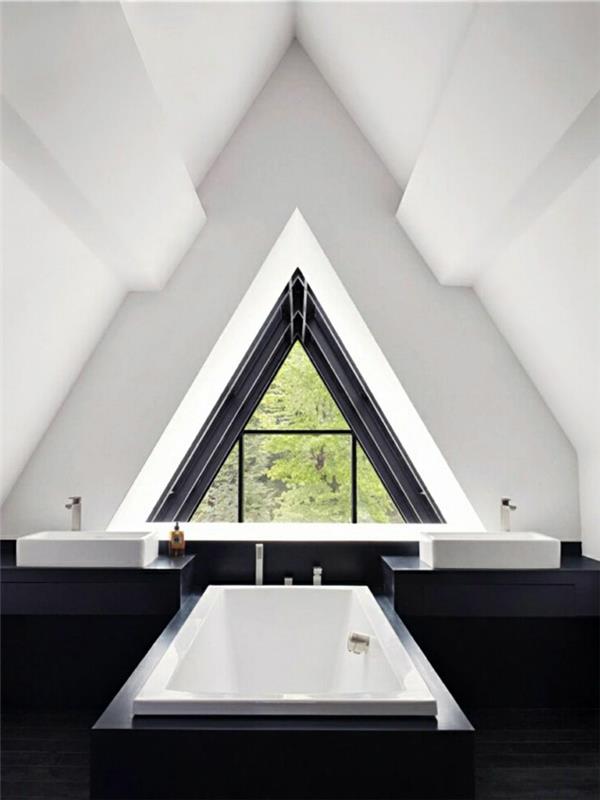 kopalnica-bele-stene-okno-v-trikotni obliki-notranjost-bela-črna-kad