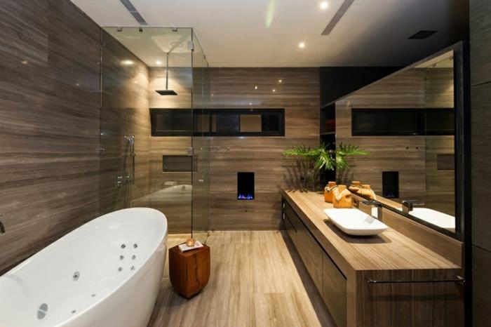 natūralus vonios kambarys, balta ovali vonia, medinės grindys, paprasta vonios spintelė