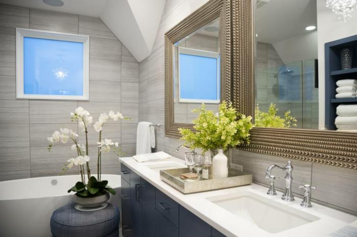 natūralus vonios kambarys, orchidėja vazonuose, elegantiškas veidrodis, baltas baseinas ir senoviniai čiaupai