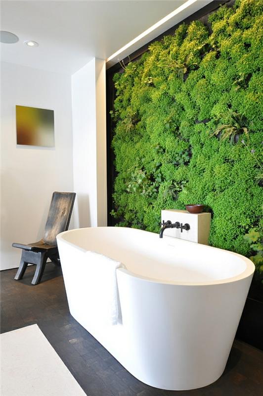 natūralus vonios kambarys, didelė balta vonia ir kėdė, vertikali siena virš vonios