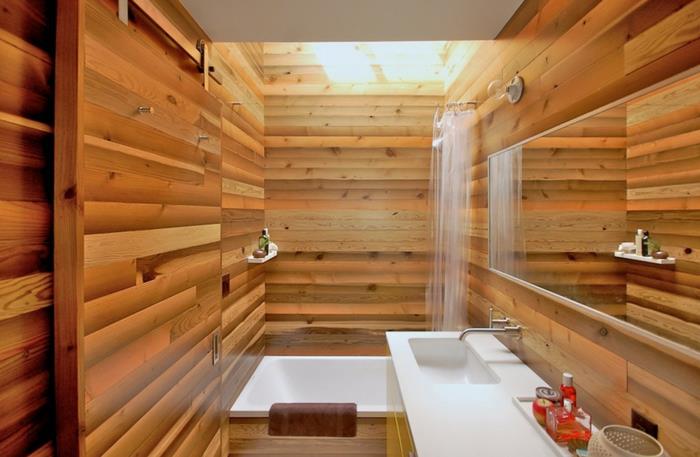 natūralus vonios kambarys, stačiakampė balta kriauklė, vasarnamio stiliaus išdėstymas