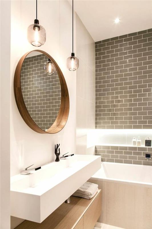 kopalnica 5m2, okroglo ogledalo z bronastim okvirjem, oljčno zelene stenske ploščice z opečnimi vzorci, model kopalnice