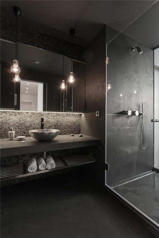 juodas vonios kambarys-modelis-juodas-itališkas-vonios kambarys-siena-veidrodis-vonios kambarys-vaškuotame betone