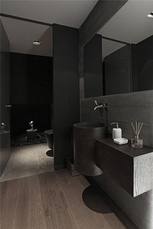 juodas vonios kambarys-tamsus parketas-grindys-didelė siena-veidrodis-vonios kambariui