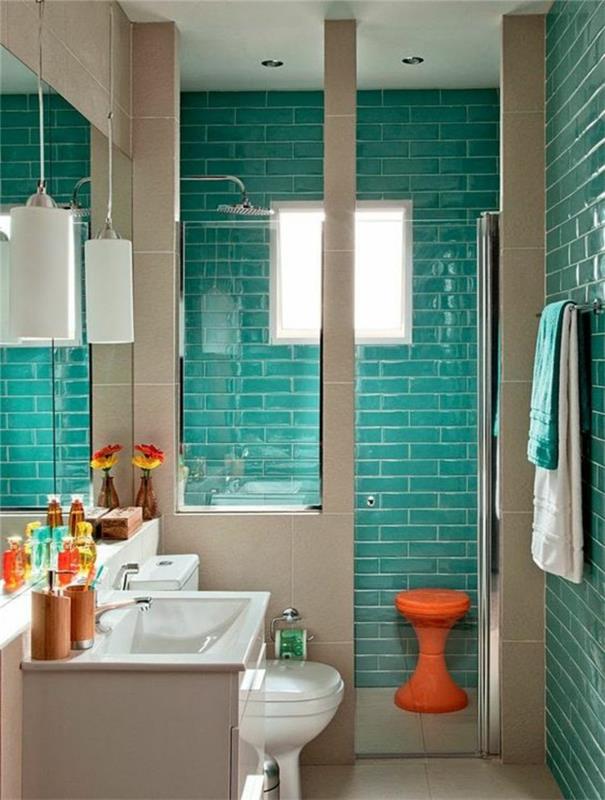 mažas vonios kambarys iš žalios ir smėlio spalvos vandenyno žalių plytų ir optimizuota dušo nišos erdvė