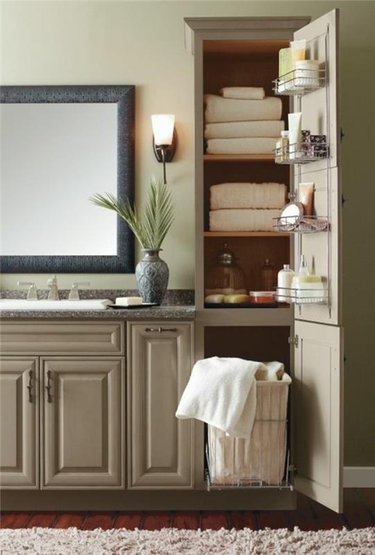 nedidelis vonios kambarys su sandėliavimo patalpomis, kuriose yra daug vietos ir kreminės baltos spalvos