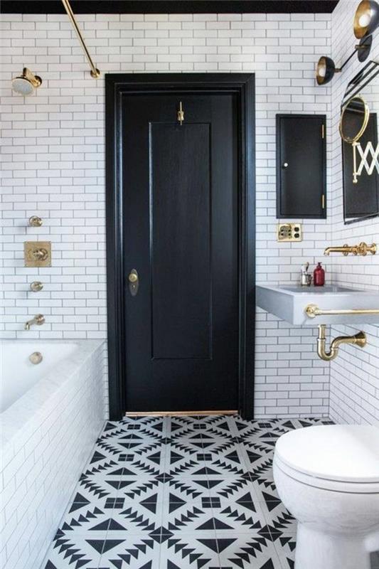 mažas klasikinio stiliaus vonios kambarys su juodomis durimis senovinėje kriauklėje ir balta vonia