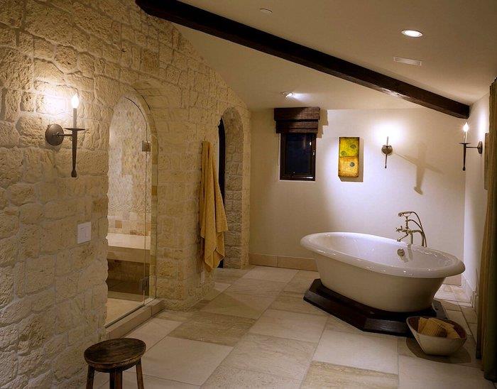 smėlio spalvos natūralaus akmens vonios kambarys balta siena viduramžių pilies efekto miškingas akcentas