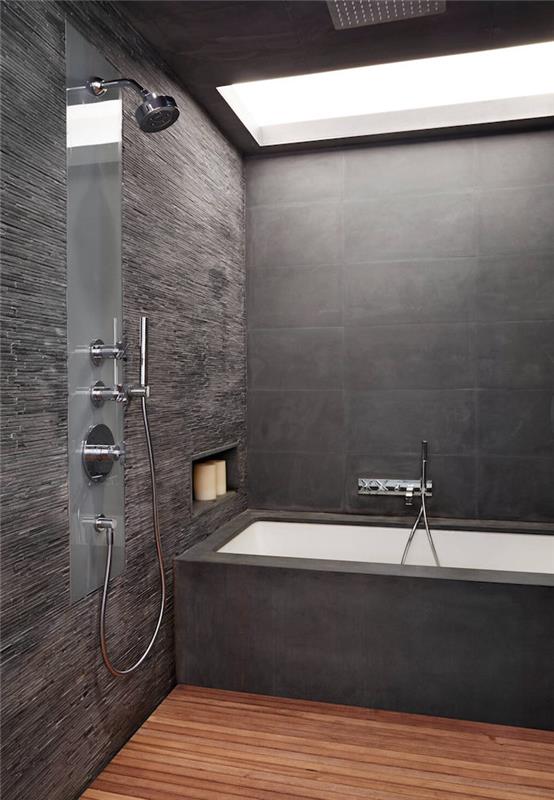 vonios kambarys iš natūralaus akmens ir tamsaus medžio skalūno bei balta vonioje