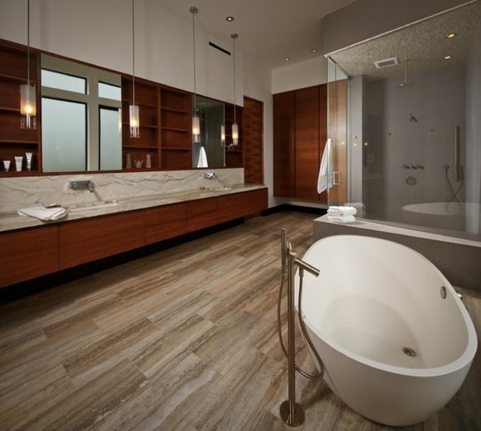 balta vonia, travertino grindys, akmeninis vonios kambarys, du dideli veidrodžiai