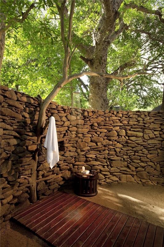 kako okrasiti vrt v stilu zen s kamnitimi zidovi z leseno in peščeno teraso, deževno vrtno prho
