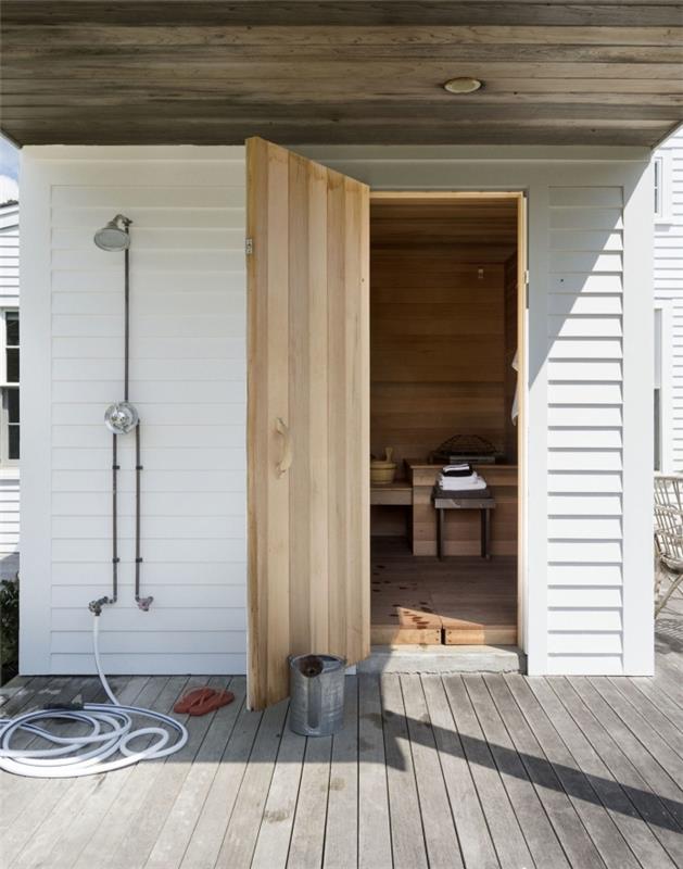 zunanji model kopalnice, opremljen na leseni terasi z leseno streho in zunanjo kovinsko prho