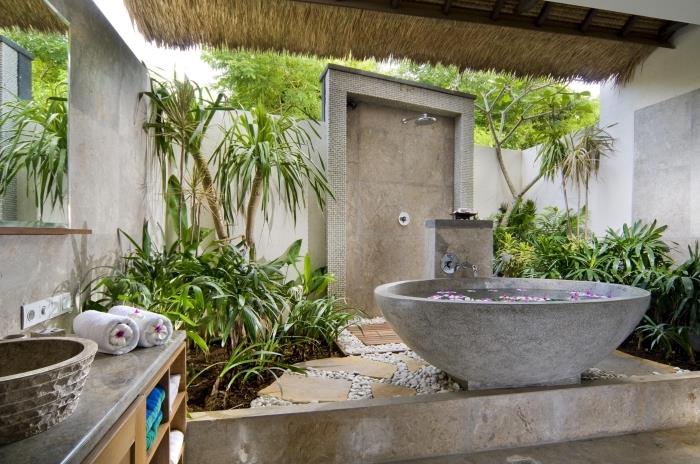 Zen tarzı bir dış mekan banyosu nasıl dekore edilir, bağımsız küvet ve duş içeren arka bahçe düzeni