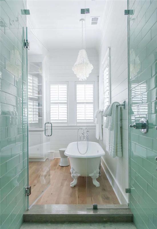 model kopalnice v retro slogu s starinsko kadjo na lesenem parketu in belimi stenami in lestencem v skandinavskem slogu