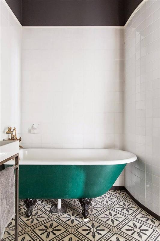 elegantiškas nespalvotas vonios kambarys su senovine anties žalia vonia