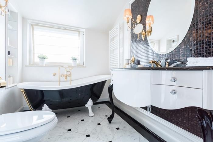 retro prašmatnus vonios kambario interjero dizainas prabangus praeities stiliaus vonia blizgios juodos žalvario akcentai marmurinės plytelės