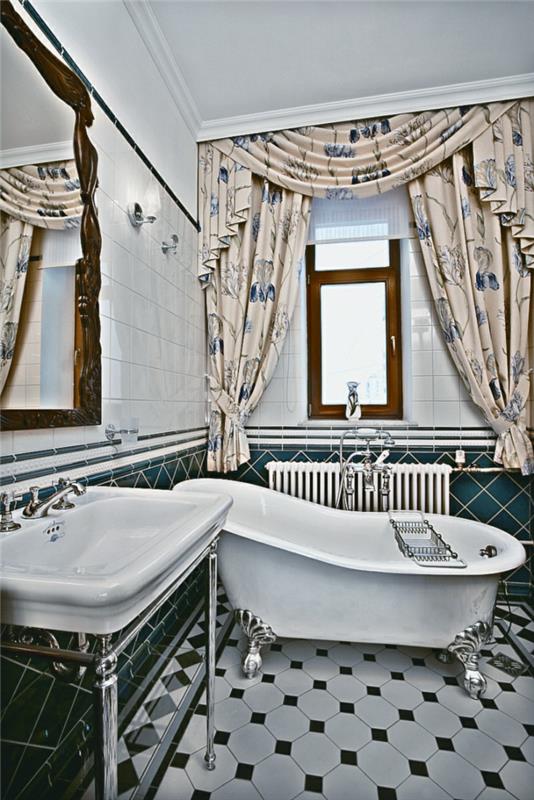 kareli karo, vintage şık lavabo, büyük çerçeveli ayna, eski püskü perdeler, beyaz duvar karoları, krom ayaklı beyaz küvet