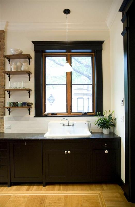 retro-kopalnica-retro-ploščice-zelena-rastlina-retro-umivalnik-svetilka-lestenec-veliko okno