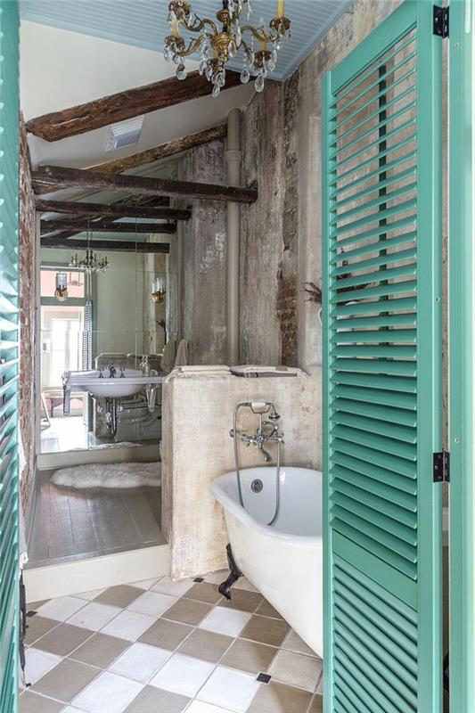 retro-kopalnica-lesena-vrata-modro-bela-kad-kopalnica-barva-taupe