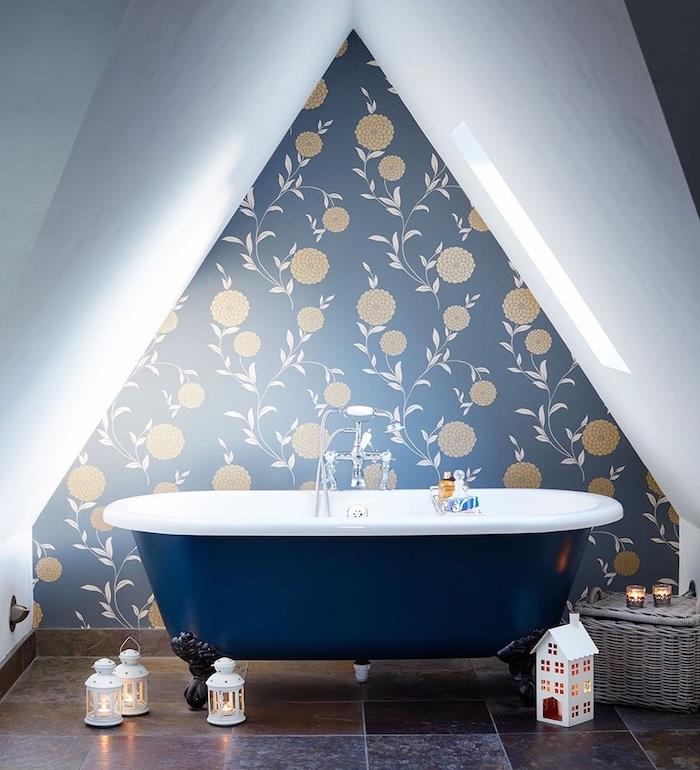 model kopalnice na podstrešju z modro kadjo in steno v ozadju z ozadjem s cvetličnim tiskom, talne ploščice iz antracitne sive barve