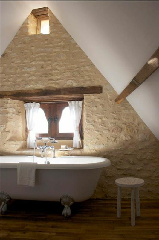 vonios kambarys po šlaitu-balta-vonia-vonios kambarys-po nuolydžiu-akmens siena