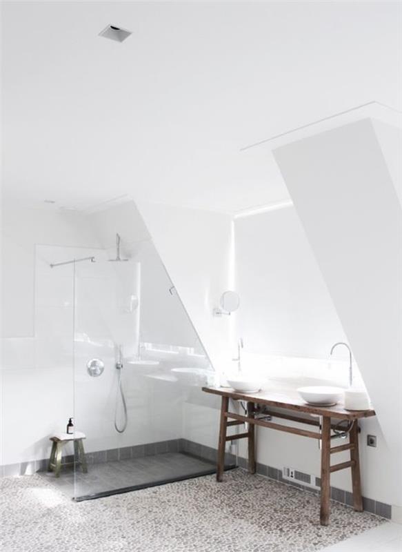 kopalnica-pod-pobočjem-bele-stene-zemlja-n-kamenčki-dekorativni-mozaik-ploščice-mozaik-kopalnica-