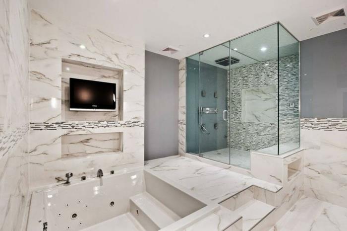 beyaza batırılmış spa banyosu, cam duşakabin, duvara monte TV, büyük jakuzili küvet