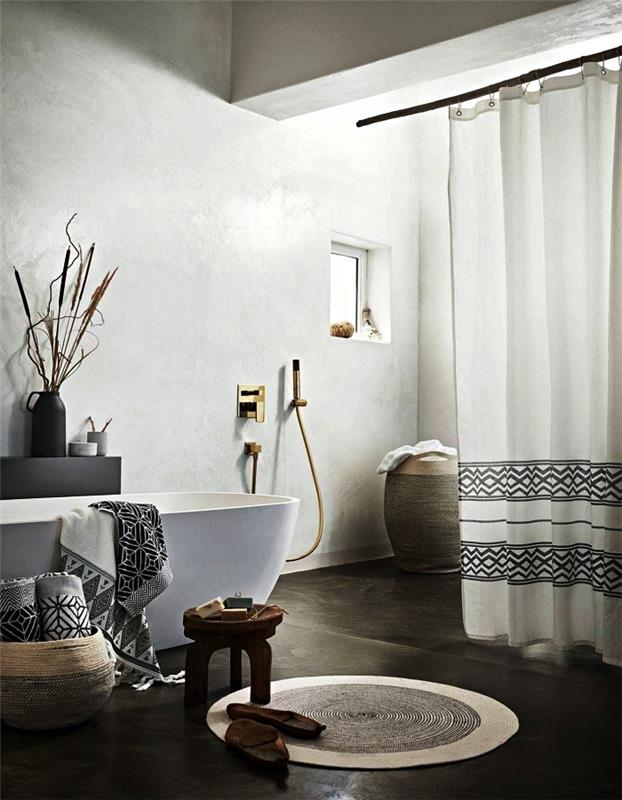 Zen kopalnica iz voščenega betona z elegantnimi etničnimi poudarki, Zen prostor okoli samostoječe kadi s košarami iz naravnih vlaken in betonskih dodatkov