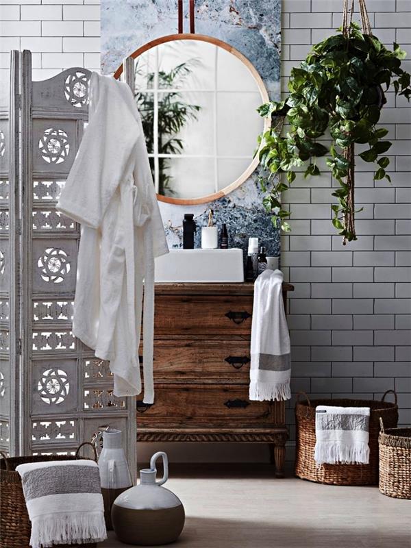 kopalniški dodatki Nature in Zen iz pristnega videza lesa in naravnih vlaken, kopalnica z belimi podzemnimi ploščicami z lisasto leseno omarico in lepim marmornim videzom
