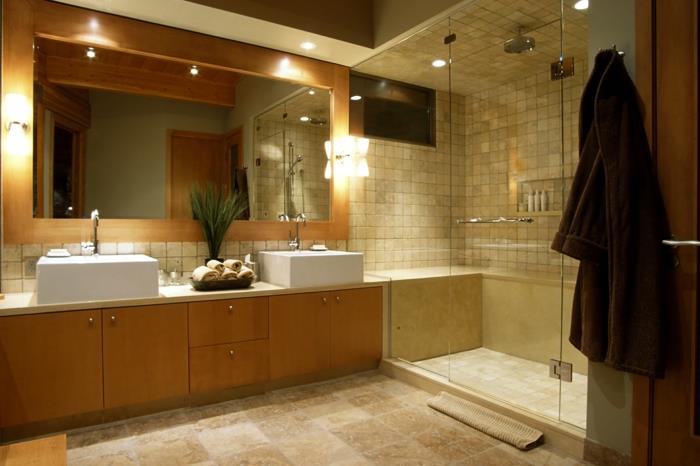 šviesios medienos praustuvo spintelė, didelis sieninis veidrodis, dušo kabina, travertino vonios kambarys