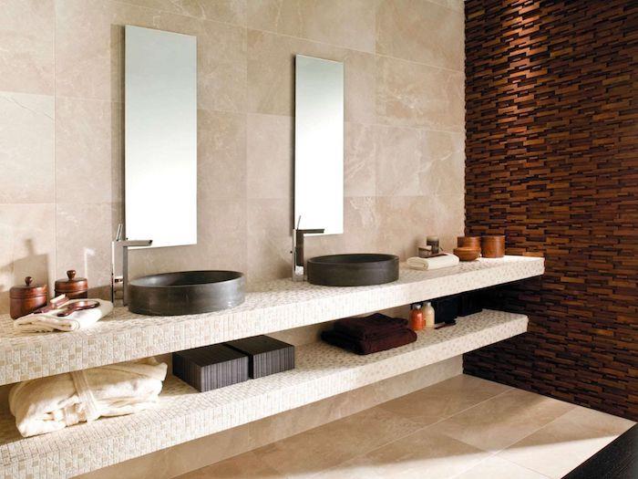 travertinas ir juoda vonios kambario švaraus stiliaus medinė sieninė spintelė po akmenine kriaukle