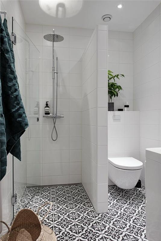 majhna kopalnica z vrtcem in belim ločevalnikom s črno -belimi ploščicami