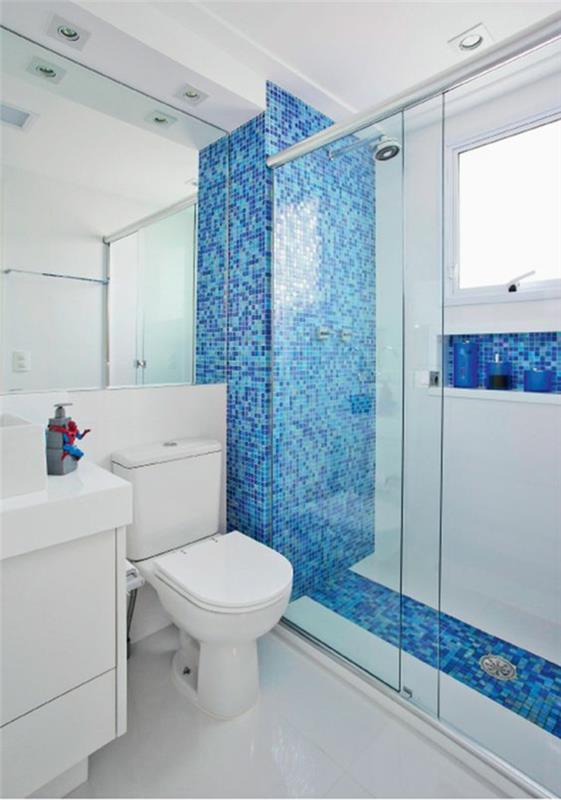 zelo majhna kopalnica z vzorci, ki posnemajo steno bazena in talno nišo namesto police v italijanskem tušu
