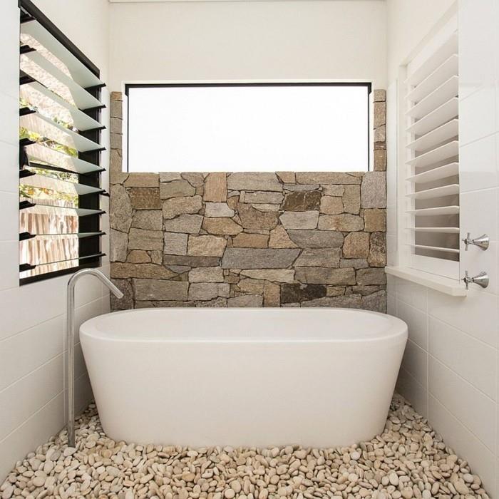 ultra-elegantna kopalnica-bela kad-bež-kamniti zidovi-masažna kad