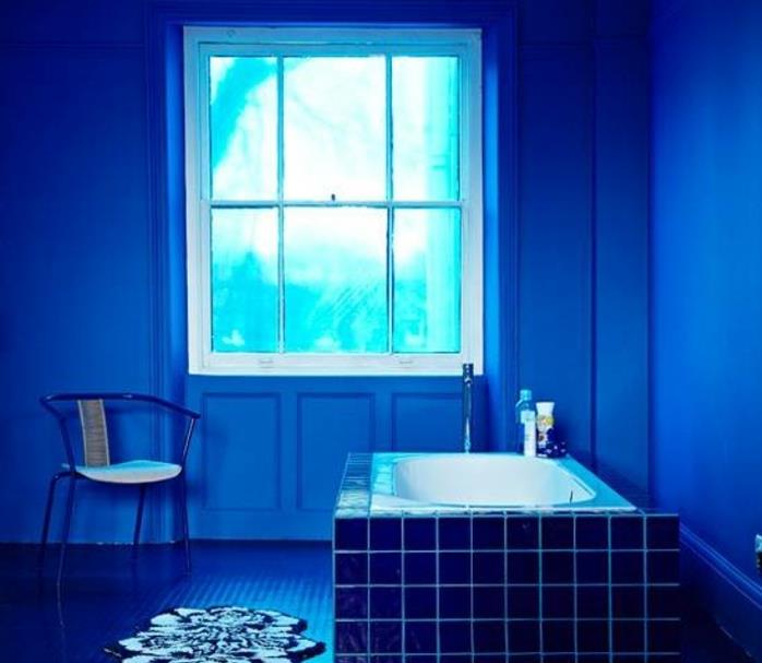 kopalnica-wanteur-indigo-ploščice-tla-in-indigo-modra-barva-modra-kad-ideja-kako-urediti-kopalnico
