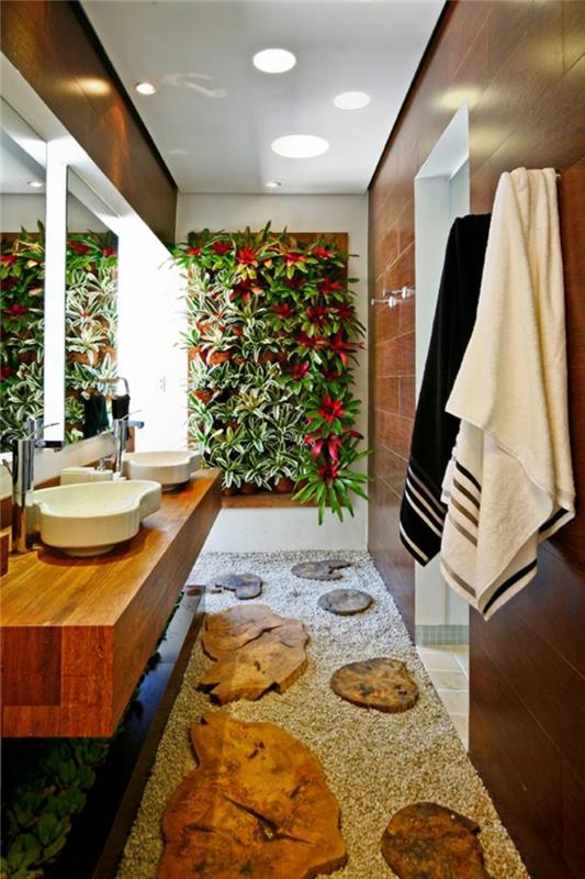 „Zen“ vonios kambarys, žalia siena, rudos plytelės, japoniški laiptai ant grindų